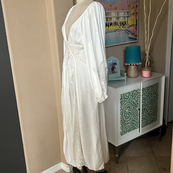 Elegant White Lace Maxi Dress - Picture 7 of 10